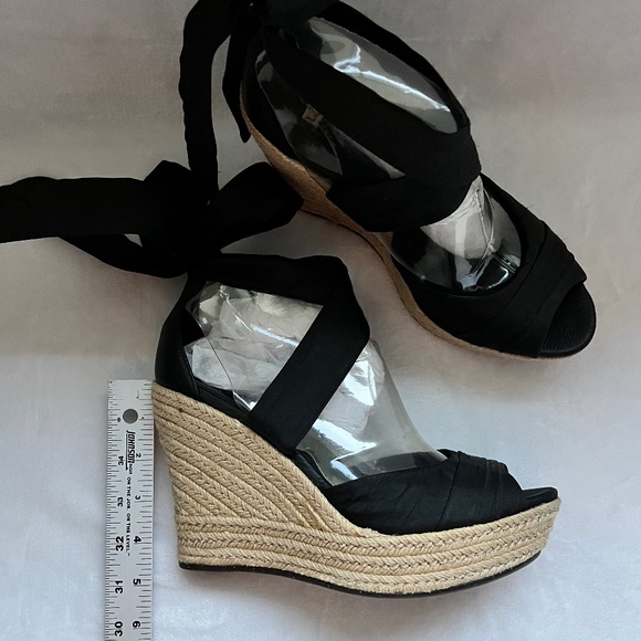 UGG Lucianna Black Tie-Up Wedge Size 8.5 - Picture 14 of 15